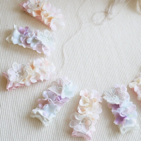 世界のハイブランドでも使用されている木馬リボンのベビーヘアアクセサリー。艶やかリボンに小花の花びらをのせました。ベビーからキッズも使えるクリップパット付きヘアクリップ。 キッズ 髪どめ ヘアクリップ 10歳 子ども ヘアアクセ 日本製 ベビー ガーリー 女の子 赤ちゃん かわいい ヘアアクセサリー 前髪 おしゃれ ピンク 白 保育園 幼稚園 髪飾り 滑りどめ