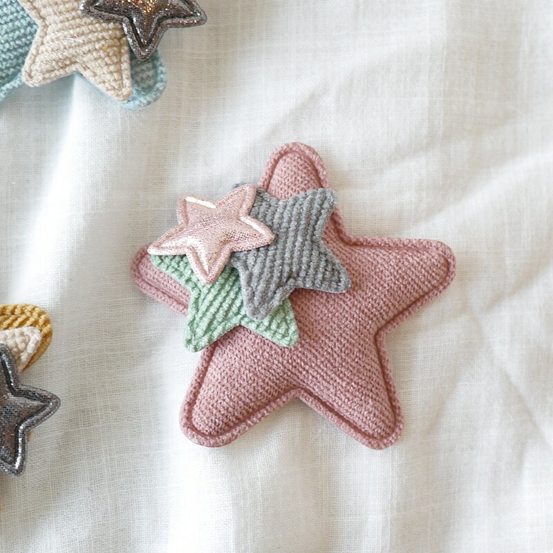 くすみカラーのファブリックモチーフのお星さまを重ねました 裏がフェルトなので細い髪もしっかり留まります 存在感があり可愛らしいファブリックモチーフのヘアピンです ヘアピン 髪留め ベビー 子ども ヘアアクセサリー ナチュラル 女の子 子供 幼稚園 幼児 ベージュ 髪