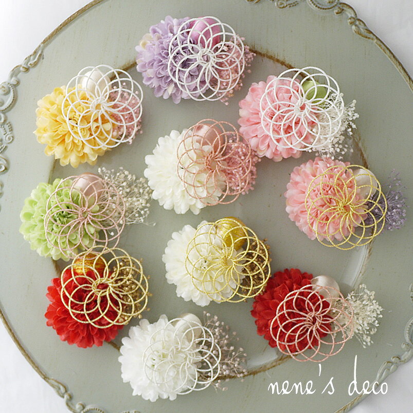 お花ヘアアクセサリーのオメカシの犬 着物 飾り 衣装 和飾り リボン 桃の花 ひな祭り 花 帽子 ピン ヘアクリップ 【花水引きとマム・かすみ草の和飾り】 耳飾り チワワ 和風 753 ペット用 袴 七五三 犬服 おひな祭り ねこ うさぎ わんちゃん 正月 犬グッズ 大型犬 子犬 kimono 浴衣｜アングル2