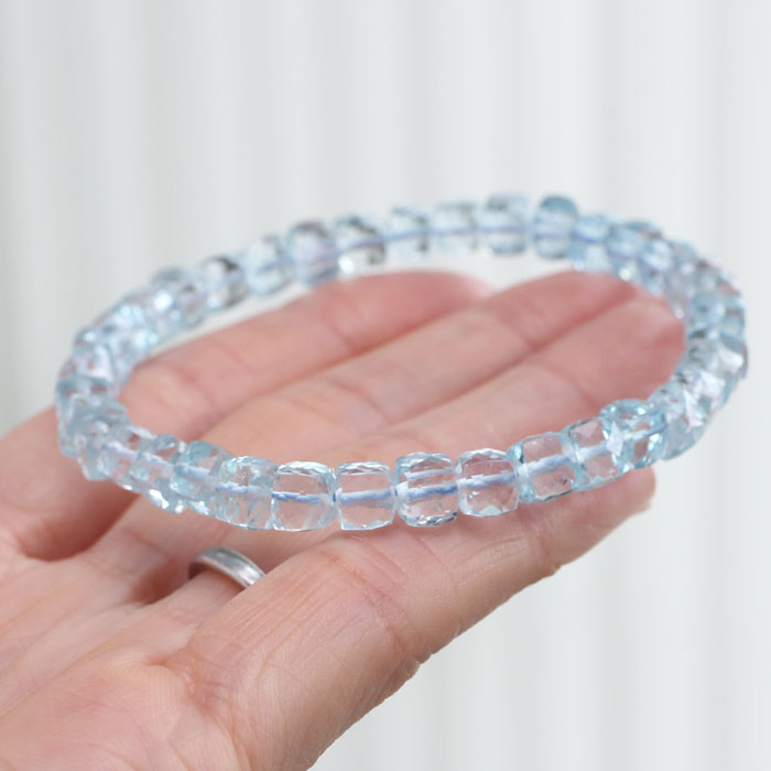 【現品お届け!】ブルートパーズ ダイヤカット ブレスレット ストレート 桐箱入り【パワーストーン 天然石 トパーズ 女性用 レディース プレゼント 贈り物 11...