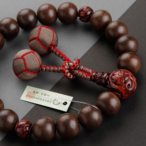 【現品お届け!】【数珠袋付き】数珠 男性用 18玉 シャム柿 (艶消し) 花彫り 赤虎目石 正絹2色梵天房【略式数珠 京念珠 京都 銘木 天然木 レッドタイガーアイ 虎眼石 宗派共通 法事 葬式 葬儀 法要 贈り物 ギフト おしゃれ マイ数珠 RM DIM 2000100501337】【送料無料】
