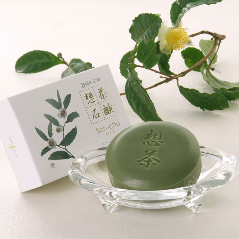 お茶屋さんがつくった想系石鹸 お茶の洗顔石鹸 想茶石鹸 100g 泡立てネット付き ◆静岡茶で作ったお茶の洗顔石鹸です♪ お茶に含まれているカテキン・ビタミンC・サポニンなどの成分が優しく肌を洗い、コラーゲン・ヒアルロン酸などの肌を守る潤い成分がしっとりした肌を作ります。 無防腐剤・天然植物油100%でお肌に優しくきめ細やかな泡立ちと涼やかな香りが人気です。 お肌に刺激の少ない、天然材料のみを使用しています。 お茶の名産地、静岡ならではの優良茶葉を使用♪ 【ご使用方法】 水またはぬるま湯で、泡立てネットを使用し、よく泡立ててから泡でやさしく包むように洗顔し、洗い流してください。 ◯メイク落としは2回の洗顔をおすすめします。 1. メイクの濃い部分から螺旋を描くように洗います。 2. 顔全体を洗い流してください。 ※ウォータープルーフのマスカラや落ちない口紅などは、専用のリムーバーをご使用ください。 【成分】 石ケン素地、シリカ、アルミナ、酸化鉄、チャ葉（静岡県産緑茶粉末）、オウゴンエキス、アロエベラ葉エキス、キュウリ果汁、グリチルリチン酸2K、スクワラン、ソウハクヒエキス、ヨクイニンエキス、加水分解コラーゲン、ヒアルロン酸Na、コメヌカスフィンゴ糖脂質、水添レシチン、リゾレシチン、加水分解シルク、ハチミツ、褐藻エキス、グリセリン、水、PEG-150、BG、エタノール、銅クロロフィリンNa、カラメル、香料（茶の香り） 【ご使用上の注意】 ●お肌に合わないときは、ご使用をおやめください。そのままご使用を続けますと、症状を悪化させることがありますので皮膚科専門医等にご相談されることをおすすめします。 ●傷やはれもの、湿疹等、異常のある部位にはお使いにならないでください。 ●乳幼児の手の届かないところに保管してください。 ●直射日光の当たる場所、極端に高温や低温になる場所には保管しないでください。 ●その他、本商品お取り扱いを良く読んでご使用下さい 広告文責：ブルーエナジー株式会社 086-230-0901 メーカー：Soh-cha SOAP 区分：日本製 / 化粧品 想茶石鹸 爽茶石鹸 そう茶石鹸 蒼茶 奏茶 せっけん ソープ ボディーソープ 石けん濃密泡 日本製