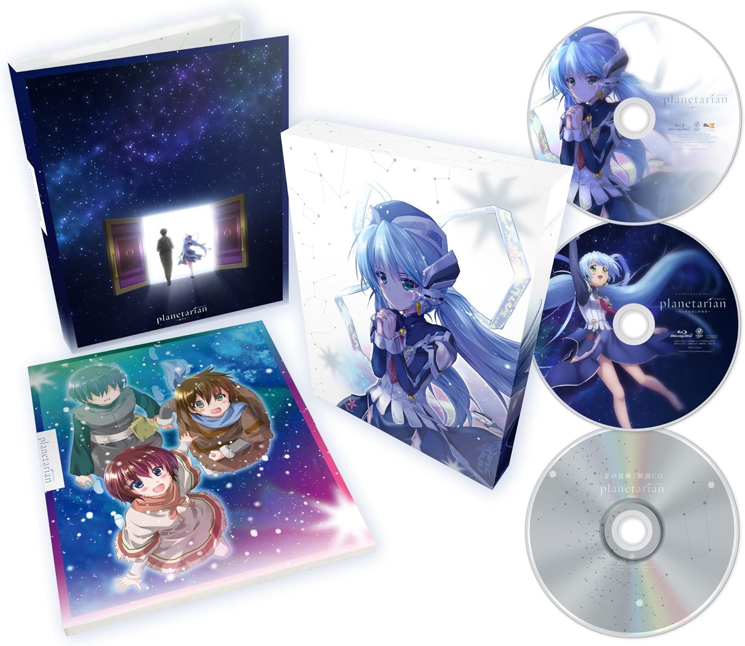 ソフマップ予約特典：ほしのゆめみ 描き下ろしBOX ●新録ほしのゆめみ「夏の星座」解説CD(約20分) ゆめみの解説でお届けする完全新録CD「夏の星座」版。 瞳を閉じれば解説とともに無限の星空が広がる・・・永久保存版CD。 ●駒都えーじ・竹知仁美描き下ろしイラスト使用特製ケース。 原作イラストレーター駒都えーじ、アニメキャラクターデザイン竹知仁美描きおろしイラスト使用特製ケース ●駒都えーじ描き下ろしイラスト使用超豪華ブックレット(約100P) 駒都えーじ描き下ろしイラスト使用のブックレット。 キャストインタビュー、アニメの設定画含め、原作の設定など盛りだくさんでお届けします。 ●劇場版「planetarian～星の人～」DTS Headphone:X音声収録 お手持ちのイヤホン・ヘッドフォンで映画館でのサラウンド音声をお楽しみ頂けます! ●配信版「planetarian～ちいさなほしのゆめ～」音声アップサンプリング版 収録 ●映像特典(イベント映像収録 2016年4月制作発表会ほか) ●スーパーピクチャーレーベル ※収録内容は変更となる場合がございます。 天国を(ふたつ)に、わけないでください・・・ 語り継がれる【星の系譜】は、感動の終幕(フィナーレ)へ “ほしのゆめみ"、“屑屋"をテーマとした物語をそれぞれ見ることで、かつてない深い感動がラストに生まれるーー。 2016年7月7日から配信開始となる、「planetarian~ちいさなほしのゆめ～」。 全5話からなる「ちいさなほしのゆめ」のエピソードを含む2016年9月3日公開劇場版「planetarian～星の人～」につながっていく。 星に導かれた2人の物語が迎えるクライマックスとはー。 語り継がれる【星の系譜】は、感動の終幕(フィナーレ)へ ＜収録内容＞ 【Disc】：Blu-rayDisc Video1枚,CD1枚 ＜キャスト＞ 星の人:大木民夫 ほしのゆめみ:すずきけいこ 星の人(青年時代):小野大輔 レビ:福沙奈恵 ヨブ:日笠陽子 ルツ:津田美波 ＜スタッフ＞ 監督:津田尚克 脚本:ヤスカワショウゴ、津田尚克 シリーズディレクター:中山勝一、町谷俊輔 原作協力:Key?ビジュアルアーツ キャラクター原案:駒都えーじ キャラクターデザイン:竹知仁美 メカニックデザイン:海老川兼武 プロップデザイン:内田シンヤ