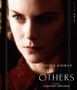 ご注文前に必ずご確認ください＜商品説明＞その存在に、気づいてはならない。ラスト、衝撃の「真実」に、あなたは涙する。2001年に公開され世界で大ヒットを記録。じりじりと観客を心理的に追い詰めていく確かな恐怖演出と衝撃のストーリーで絶賛された。主演のニコール・キッドマンの演技も高く評価され、その年のゴールデン・グローブ賞主演女優賞にノミネートされた。監督・脚本・音楽は『オープン・ユア・アイズ』で世界を驚かせたスペインのアレハンドロ・アメナーバル。プロデューサーはキッドマンの同時の夫だったトム・クルーズが務めた。人里離れた大きな洋館で起こる不可解な出来事の数々。恐怖映画の傑作『回転』の遺伝子を受け継ぎながらも、斬新な視点と秀逸な恐怖演出、そして美しくも不気味な映像で魅せるホラー映画の傑作。スペシャルプライス版でBu-rayリリース! ——第二次大戦終戦直後のチャネル諸ジャージー島。美しい人妻のグレースは色素性乾皮症を患う2人の子供と広大な屋敷で暮らしていた。夫チャールズ は出征したまま還ってこない。ある日、3人の使用人が求人広告を見たと、屋敷を訪れる。前の使用人たちは、ある日忽然と姿を消してしまったらしい。その日から、彼女の周りで不可解な出来事が起こり始める。＜収録内容＞アザーズ＜アーティスト／キャスト＞ニコール・キッドマン(演奏者)　フィオヌラ・フラナガン(演奏者)　クリストファー・エクルストン(演奏者)　アレハンドロ・アメナーバル(演奏者)＜商品詳細＞商品番号：IVBD-6214Movie / The Others [Special Price]メディア：Blu-ray収録時間：105分リージョン：Aカラー：カラー字幕：日本語音声：英語 DTS 5.1ch、日本語 2.0ch発売日：2024/08/30JAN：4933672256405アザーズ アレハンドロ・アメナーバル[Blu-ray] [スペシャル・プライス] / 洋画2024/08/30発売