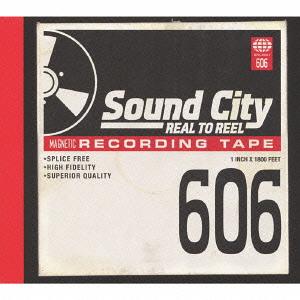 ご注文前に必ずご確認ください＜商品説明＞ニルヴァーナのドラマーとしての経歴はもちろんのこと、フー・ファイターズのフロント・マンとしてUSロック界の顔としての地位を確立したデイヴ・グロール。その溢れ出るクリエイティヴが次に向かったのは映画の世界だ。自身の映画初監督作品となる『サウンド・シティ-リアル・トゥ・リール』と題したこの音楽ドキュメンタリーはニール・ヤング、フリートウッド・マックからニルヴァーナ、レイジ・アゲンスト・ザ・マシーン、メタリカまでアナログ録音全盛の時代において隆盛を極めたLAの伝説的レコーディング・スタジオ〈サウンド・シティ〉がその幕を下ろすまでの歴史を通してこのテクノロジーの時代における音楽の人的要素を追求する作品。本サウンド・トラックはデイヴのこれまでの築き上げてきた人脈や映画の撮影を通じて知り合ったポール・マッカートニー、スティーヴィー・ニックス(フリートウッド・マック)などのレジェンドからナイン・インチ・ネールズのトレント・レズナー、スリップ・ノットのコリー・テイラーなど著名アーティストたちとの書き下ろしトラックを収録した豪華すぎるサウンド・トラック。＜収録内容＞ヘヴン・アンド・オール / ロバート・レヴォン・ビーンタイム・スローイング・ダウン / クリス・ゴスユー・キャント・フィックス・ディス / スティーヴィー・ニックスザ・マン・ザット・ネヴァー・ワズ / リック・スプリングフィールドユア・ワイフ・イズ・コーリング / リー・ヴィングフロム・キャン・トゥー・キャント / コーリィ・テイラーセンティピード / ジョシュ・オムア・トリック・ウィズ・ノー・スリーヴ / アラン・ヨハネスカット・ミー・サム・スラック / ポール・マッカートニーイフ・アイ・ワー・ミー / デイヴ・グロールマントラ / デイヴ・グロール＜アーティスト／キャスト＞Paul McCartney(アーティスト)　スティービー・ニックス(アーティスト)　トレント・レズナー(アーティスト)　デイヴ・グロール(アーティスト)　コリー・テイラー(アーティスト)　ポール・マッカートニー(アーティスト)＜商品詳細＞商品番号：SICP-3772Original Soundtrack / Sound City - Real to Reelメディア：CD発売日：2013/03/13JAN：4547366192568サウンド・シティ - リアル・トゥ・リール[CD] / サントラ2013/03/13発売