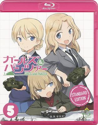 ご注文前に必ずご確認ください＜商品説明＞水島努(監督)×島田フミカネ(キャラ原案)×吉田玲子(脚本)の最強スタッフが結集!! 美少女による日常系青春物語×リアル戦車戦! ミスマッチによるハートフル・タンク・ストーリー! Blu-ray第5巻。戦車を使った武道「戦車道」が華道や茶道と並んで大和撫子のたしなみとされている世界。県立大洗女子学園に転校生・西住みほがやってきた。戦車道が嫌いで、戦車道のない大洗女子を選んだみほ。ところが転校そうそう生徒会長に呼び出され、必修選択科目で戦車道を選択し、戦車道全国大会に出場するよう強要される。しかも、集まったメンバーは個性派ばかり。華道家元の娘の五十鈴華、恋に恋する武部沙織、戦車マニアの秋山優花里、朝に弱い優等生の冷泉麻子——。友達とのフツーの女子高生活を夢見るみほの、ささやかな願いは叶うのか—? 第9話と第10話を収録。＜収録内容＞ガールズ&パンツァー 第9話 絶体絶命です!ガールズ&パンツァー 第10話 いよいよ決勝です!＜アーティスト／キャスト＞吉田玲子(アーティスト)　水島努(アーティスト)　渕上舞　尾崎真実　浜口史郎　杉本功　島田フミカネ(アーティスト)　茅野愛衣＜商品詳細＞商品番号：BCXA-610Animation / Girls und Panzer Standard Edition 5 [Blu-ray]メディア：Blu-ray収録時間：48分リージョン：freeカラー：カラー音声：日本語 DTS HD 、日本語 リニアPCM ステレオ発売日：2013/07/26JAN：4934569356109ガールズ&パンツァー[Blu-ray] スタンダード版 5 [Blu-ray] / アニメ2013/07/26発売