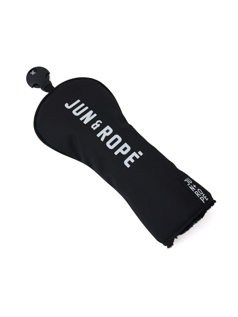 【予約商品について】 ※「先行予約販売中」「予約販売中」をご注文の際は予約商品についてをご確認ください。■重要なお知らせ※ 当店では、ギフト配送サービス及びラッピングサービスを行っておりません。ラッピング・ギフト配送について同時に複数の商品を注文された場合メーカー希望小売価格について置き配についてご利用ガイドJUN&ROPE’（ジュンアンドロペ）ユーティリティ用ヘッドカバー/ユニセックスロゴグラフィックが目を引く、ユーティリティ用ヘッドカバーキャディバックと揃えて持ちたいユーティリティ用ヘッドカバー。男女問わず使いやすい、シンプルで洗練されたスポーティなデザイン。内側はボア素材で、クラブをやさしく包み込み、傷や衝撃からしっかり守ります。裏面中央にゴム入りで、着脱もスムーズ。出し入れしやすい仕様です。同シリーズでDR用・FW用も展開しており、セット使いもおすすめです。ウェーブボーダー柄キャディーバッグ（品番：ERX16000）ドライバー用ヘッドカバー（品番：ERI16000）フェアウェイ用ヘッドカバー（品番：ERI16010）チャーム付き　カートバック(品番：ERX26000）※実際の商品はお客様のお使いの端末や閲覧環境により、写真と実物の色味や質感が多少異なって見える場合がございます。予めご了承ください。※画像の商品はサンプルです。実際の商品とは仕様・加工・サイズ・素材が若干異なる場合がございます。JUN＆ROPE’（ジュンアンドロペ）は、「FunctionGOLF」をコンセプトに、“おしゃれをする楽しさ”と“高いパフォーマンスを支える機能性”を両立させたゴルフウエアブランド。スタイリッシュなレディースゴルフウエアに加え、2024年秋には本格的なメンズ向けコレクション「NOIR（ノワール）」がデビュー。幅広いゴルファーに向けて、さらに多彩なラインナップを展開しています。また、女子プロゴルファーをはじめとする多くのプロ選手とも契約し、実際のプレーを支える“本物”のモノづくりも魅力。プロにも選ばれ、信頼される機能性とデザイン性を兼ね備えたアイテムは、ゴルフ場でもタウンユースでも活躍します。型番：ERI16020-01-099 RD0978【採寸】F／大きさ24×11商品のサイズについて【商品詳細】ブラック（01）：中国｜ホワイト（10）：中国素材：ブラック（01）：（表地） ポリエステル （裏地） ポリエステル｜ホワイト（10）：（表地） ポリエステル （裏地） ポリエステルサイズ：F※画面上と実物では多少色具合が異なって見える場合もございます。ご了承ください。商品のカラーについて