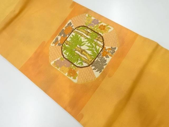 ＜名古屋帯サイズ＞（単位：cm） 太鼓部分長さ 113 太鼓部分幅 30 前部分長さ 236 前部分幅 15 時代 現代(1989 - ) 状態 非常によい 素材 正絹 色目 橙 【商品説明】 帯幅片面無地部分手先寄りに点くすみが1点あります。 状態は大変良いです。 着用可能です。