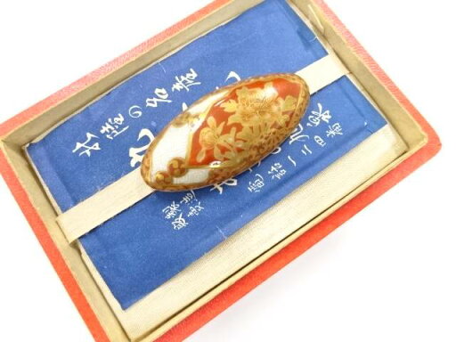 九谷焼 金彩 赤松 磁器 帯留め【アンティーク】【中古】【着】 九谷焼 金彩 赤松 磁器 帯留め【アンティーク】【中古】【着】