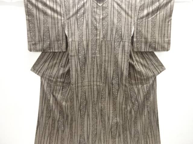 よろけ縞に花模様織り出し本場泥大島紬着物(5マルキ)【中古】【着】【紬・お召し】(4)