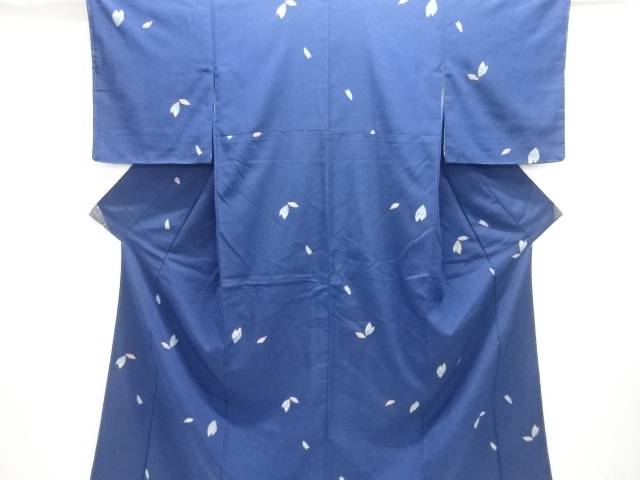 ＜着物サイズ＞（単位：cm） 身丈 155 身丈(出し)   裄 62 裄(出し)   袖丈 46 袖丈(出し)   後幅 30 前幅 26 つま下 75 　　　 　　　 状態 非常によい 素材 正絹 色目 紺 【商品説明】 衿は広衿です。 胴裏、八掛に薄アクが有ります。 左袖に薄アクが有ります。 状態は大変良いです。 着用可能です。