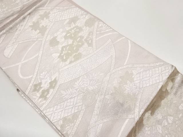 ＜名古屋帯サイズ＞（単位：cm） 太鼓部分長さ 107 太鼓部分幅 31 前部分長さ 234 前部分幅 15 時代 現代(1989 - ) 状態 非常によい 素材 正絹 色目 桃・銀 【商品説明】 状態は大変良いです。 着用可能です。