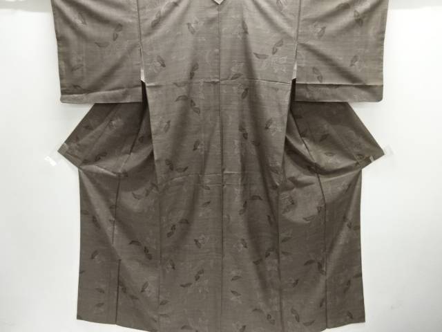 草花模様織出し本場泥大島紬着物（7マルキ）【中古】【着】【紬・お召し】