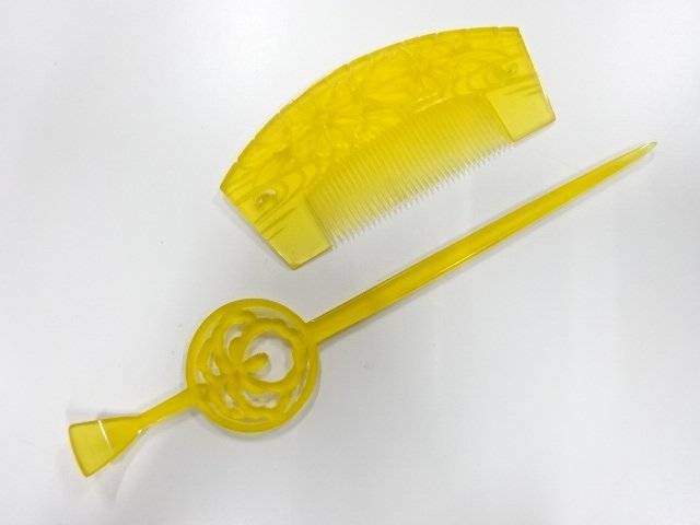（単位：cm） 状態 非常によい 素材 樹脂 【商品説明】 サイズは定規をご参照下さい。 1目盛＝1mm 状態は大変良いです。 使用可能です。 採寸：検品：守屋　撮影：守屋【合計3980円以上の購入で送料無料】 透かし　櫛・簪セット【アンティーク】【中古】【着】【櫛・簪】