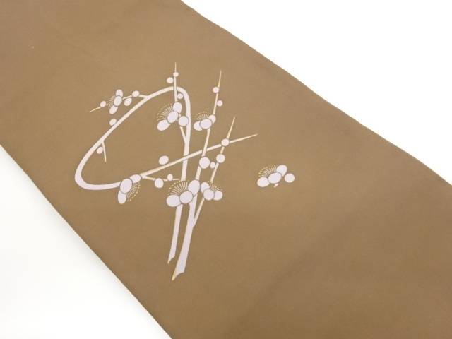 ＜名古屋帯サイズ＞（単位：cm） 太鼓部分長さ 108.5 太鼓部分幅 31.5 前部分長さ 259 前部分幅 15.5 時代 現代(1989 - ) 状態 非常によい 素材 正絹 色目 茶 【商品説明】 数点の薄くすみが有ります。 状態は大変良いです。 着用可能です。【合計3980円以上の購入で送料無料】 塩瀬金彩梅模様名古屋帯【中古】【着】【名古屋帯】