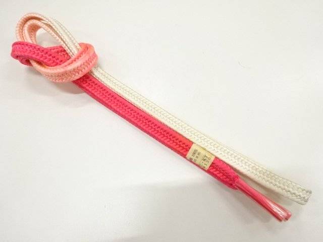 （単位：cm） 時代 現代(1989 - ) 状態 非常によい 素材 正絹 【商品説明】 未使用品ですが、多少の糊アクが有ります。 状態は大変良いです。 使用可能です。 採寸：検品：福井・浅田　撮影：福井【合計3980円以上の購入で送料無料】 未使用品　正絹　手組帯締め【着】【和装小物】