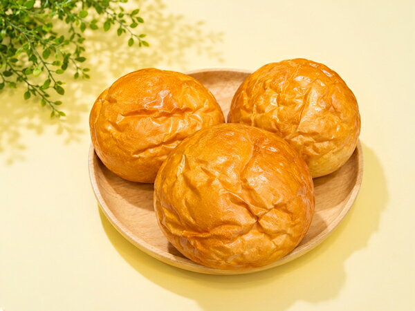 定番のカフェメニューやランチにぴったりな直径約10cmのハンバーガーバンズです。 具材の味を引き立てる素朴で豊かな小麦の風味と、噛みちぎりやすい歯切れの良さが特徴。 無添加で体に優しく、お子様メニューから本格ディナーバーガーまで幅広くご活用いただけます。 【リベイク方法】 常温で自然解凍後、カット面を軽くグリルするか、全体に霧吹きをして200℃に温めたオーブン（余熱5分）で温め直すと、表面はサクッと中はふんわり仕上がります。