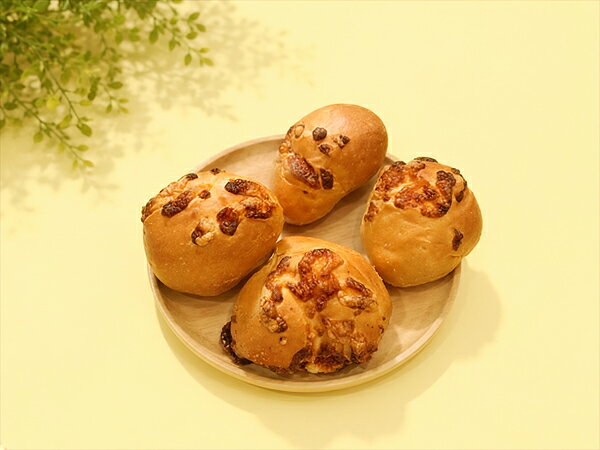 混ぜ物なしの本場のシュレッドチーズを贅沢に練り込んで焼き上げた、一口サイズのプチパン（30g）です。 生地のもちっとした食感と、焼きチーズの香ばしさがベストマッチ。 ホテルバイキングやセットランチの添えパン、お酒のおつまみメニューとしても手軽に導入いただけます。 【リベイク方法】 常温で約20分自然解凍後、200℃のオーブンやトースターへ。 軽く霧吹きをして庫内に入れ、スイッチを切った状態で5分ほど余熱で放置すると、チーズの香りが引き立ち美味しく召し上がれます。
