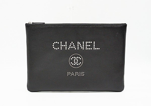 商品詳細ブランド名CHANEL　シャネル　商品名キャビアスキン　ドーヴィル　スタッズ　クラッチバッグ　カラー(ライン)ブラック　種別クラッチバッグ　実測サイズ縦：24cm×横：34cm　付属品保存袋、箱　状態ランク中古：Aランク　状態詳細表面にほんの少々スレがありますが目立つダメージはなく、状態の良いお品物です。　コメントドーヴィルラインのクラッチバッグ。カジュアルながらキャビアスキン素材にシルバースタッズで上品な印象です。ユニセックスでお使いいただけます。　備考画面上と実際の商品の色合いが若干異なる場合がございます。また、在庫管理には細心の注意を払っておりますが、万が一ご注文後に在庫切れが確認された場合は、お客様にご連絡の上ご注文をキャンセルさせていただく場合もございます。ご了承くださいますようお願い致します。掲載商品は複数店舗で同時に販売しております。そのためご注文を頂いた時点で他店舗にて完売してしまい在庫がない場合がございます。在庫管理は出来る限りリアルタイムな更新を心がけておりますが、万が一欠品の際はご容赦ください。 　