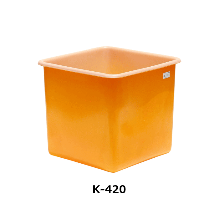 商 品 説 明 材質 ポリエチレン サイズ 上部外寸：約745×745mm 下部外寸：約715×715mm 高さ：約760mm 肉厚：約4.2mm※製品寸法は±1.5％程度の誤差が生じることがあります。※上部寸法にツバ部は含みません。詳細は製品図面をご確認ください。 容量 約420L 重量 約11.7kg カラー 外側：オレンジ内側：白 特徴 ●標準タイプの角型 ●優れた耐蝕性 用途 ●農作物 水産物の集荷 仕分け作業に ●食品加工 仕込み作業に 使用上の注意 ●タンク本体の目盛りは目安としてご使用ください。 ●埋設用にはご使用にならないでください。 ●エンジン、モーターなど発熱するものや排気ガスなどが直接当たらぬ様にしてください。 メーカー スイコー 関連ワード： 角型開放容器　容器　大型容器　大型　角型　タンク　農業　土木　一般作業　水産　漁業　仕分け　農産物　水産物　集荷　食品加工　仕込み作業　品番 容量 （L） 上部外寸 （幅×奥行） （mm） 下部外寸 （幅×奥行） （mm） 高さ （mm） 肉厚 （mm） 重量 （kg） 色 K-1000 1000 1125×1370 1000×1240 760 7.7 30.6 外側：オレンジ 内側：白 K-800 800 1000×1200 900×1100 800 7.1 24.8 K-620 620 1015×1095 945×995 660 6.8 19.4 K-480 480 865×1020 810×960 625 6.6 15.8 K-420 420 745×745 715×715 760 4.2 11.7 K-300 300 730×940 630×840 550 5.4 9.9 K-200 200 600×815 515×730 515 3.6 6.6 K-150 150 470×670 430×610 560 3.1 4.9 K-100 100 510×710 410×610 400 2.7 3.3 K-70 70 420×610 370×570 300 2.4 2.2 　※製品寸法は±1.5%程度誤差が生じることがあります。 　※上部寸法にツバ部は含みません。詳細は製品図面をご確認ください。 　　　　　※大量に液体を入れる場合はM型容器をお勧めします。