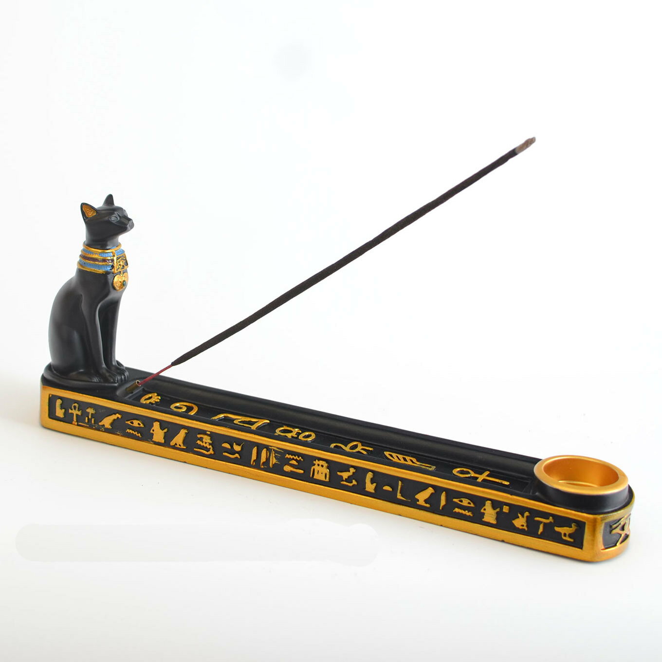 サイズ：約24×4×9.5cm　 材質：樹脂製　 重量：0.4g ※モニターの環境により、色の見え方に若干差が生じる場合があります。 古代エジプトの王族が着飾ったアクセサリーを身に着けた黒猫が何ともかわいい、アールデコ調のオリエンタルな雰囲気が漂う線香立てです。猫の足元にスティックタイプの線香を刺す穴と、コーンタイプのお香を置く皿があるのでどちらのお香も楽しめます。 古代エジプトでは黒猫は聖なる生き物で女神のバステト神の化身とされていました。猫は穀物を荒らすネズミをとらえ、母性が強いので豊穣や家の守り神として信仰されていました。日本でも黒猫は魔除けや商売繁盛に縁起のある福猫です。 灰が落ちる灰受け部には古代エジプトの象形文字であるヒエログリフが装飾され、香炉として使わなくてもエジプシャンなおしゃれインテリアとしてエキゾチックなムードを醸します。猫好きのお友達のプレゼントとしてもきっと喜ばれることでしょう。 この黒猫のミステリアスな香立てを占い館の小道具や、リラクゼーション施設のアロマグッズとしてお使いいただければお店のムードもより一層神秘さが増し、お客様の満足度もきっと高まります。 ◇保証期間：到着日から1ヶ月以内にご連絡ください ※お客様ご都合の交換と返品は、お承っておりませんのであらかじめご了承ください。 ※ご注文の商品が「不具合がある」など当社原因による場合には、 商品到着後「1ヶ月以内」に電話もしくはメールにて ご連絡いただいた商品は交換または返品を受け付けさせていただきます。 ◇お客様都合によるキャンセル（商品発送前） ご注文から30分以内は、理由の有無を問わず購入履歴からキャンセルすることが可能です。 なお、当店では、ご注文から30分以上過ぎた場合、お客様都合によるキャンセルは承っておりません。 あらかじめご了承ください。 ◇ 配送方法について ◇ ※ 発送後のキャンセル・送付先の変更はできません。 ※ 届かない場合や、転居による紛失に関しての補償は一切ありません。 ご注文前に、送付先に誤りがないか、部屋番号抜け等がないかを必ずご確認ください。 ※ 長期不在・表札がない・表札や郵便受けに書かれたお名前がご注文者のお名前と異なる場合、 お届けができず自動的に返送となる場合がございます。 返送された場合、返送・再配達にかかる送料はお客様負担となります。ご了承ください。 ◇ 注意事項 ◇ ※ ご利用のモニターによって、実物とすこし異なる色に表示される場合がございます。 ※ 全商品、北海道・沖縄・離島は別途 送料が掛かります。 ※ ラッピング対応しておりませんので、ご了承ください。 ※ 説明書は日本語化されていません。 ※輸入品の為予告なくパッケージや仕様が多少変更される場合があります。 ご了承ください。 ※本商品は新品未使用品ですが、輸入品のため、汚れや傷・ムラがある場合がございます。ご了承ください。