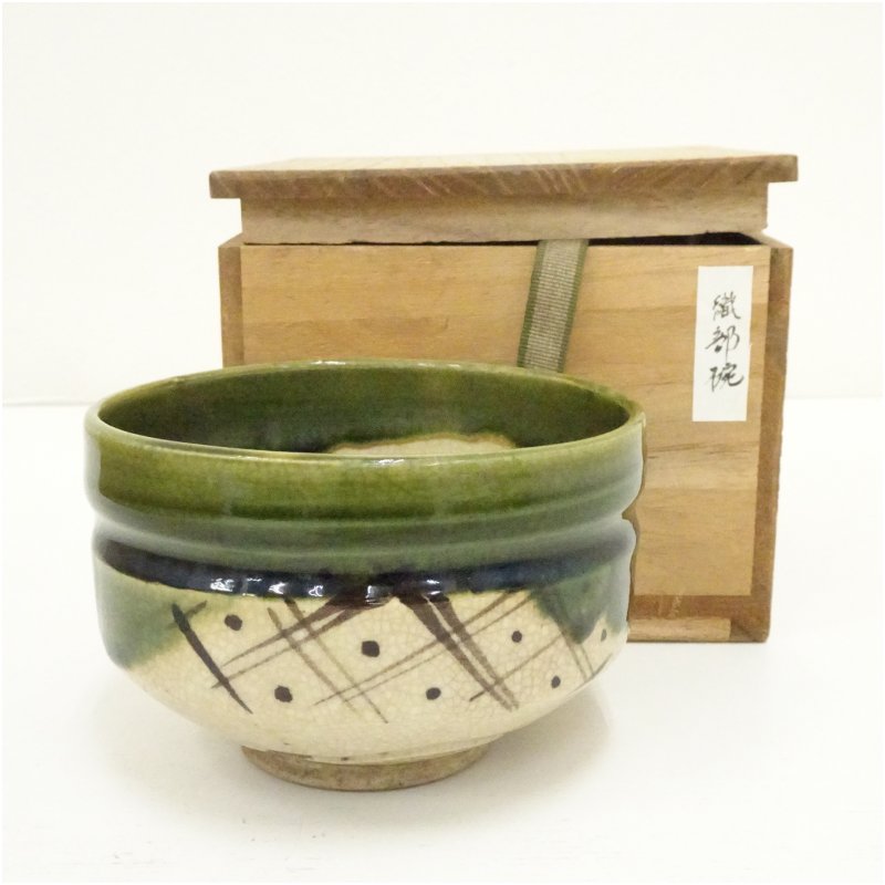 【中古】【茶道具】三峰窯造　織部茶碗（保護箱）茶道 抹茶 おしゃれ 抹茶茶碗 抹茶碗 和食器 レトロ 茶器 骨董 茶わん 茶会 茶の湯 5月 11月 春秋