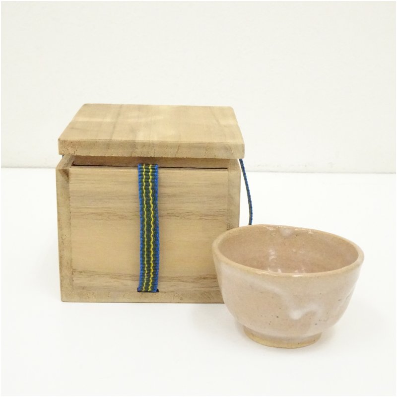 【中古】【陶芸・陶器】灰釉ぐい呑（保護箱）ぐい呑み ぐい飲み おしゃれ かわいい 器 酒器 骨董 食器 ..