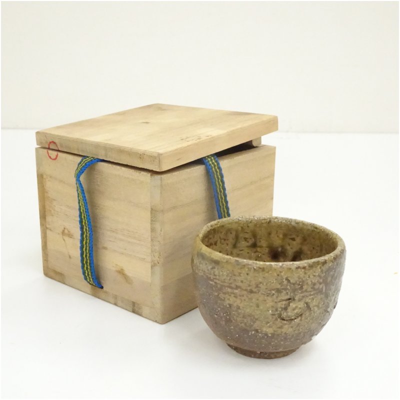 【中古】【陶芸・陶器】伊羅保ぐい呑（保護箱）ぐい呑み ぐい飲み おしゃれ かわいい 器 酒器 骨董 食器 ディスプレイ インテリア お酒 居酒屋
