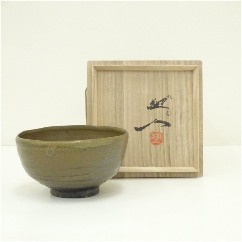 Rakuten - 【中古】【茶道具】九谷焼　長谷川塑人造　伊羅保茶碗（共箱）茶道 抹茶 おしゃれ 抹茶茶碗 抹茶碗 和食器 レトロ 茶器 骨董 茶わん 茶会 茶の湯 1月 10月 秋冬
