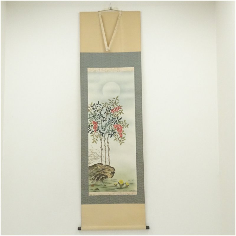 商品の種類：中古状態：可素材：絹本・全体縦：186cm横：59cm・本紙縦：102.2cm横：40.4cm＜商品説明＞表具表面上部に薄いヤケがあります。表面の両端全体に薄い汚れがあります。裏面全体に汚れと薄いシミがあります。その他に問題はなく、まだまだ使用可能な状態です。原則、商品は仕入れ時のそのままの状態で出品・発送致します。中古商品であることに注意して購入をご検討ください。ご使用前には、お手入れが必要になります。特に茶碗の場合、重曹を使った湯煎・目止めの処置が必要となると思ってください。箱の有無は商品タイトルに記載しています。共箱などの表記がなく、写真にも掲載されていない場合、箱は付属しないと思ってください。当店の、サイズ・状態に関する表記基準はこちら◆茶道具と掛軸のショップつなぐでは多様な商品を取り扱っていますお茶会、茶事、茶席、茶の湯で使用するお茶道具を中心に、飲食店、料亭、旅亭、旅館、割烹、小料理屋、カフェ、レストラン、居酒屋、喫茶店、ダイニング、食卓、キッチン、台所、自宅、酒席、酒宴、宴会、バーなど、茶道以外でもご使用いただる食器、酒器、花瓶、掛け軸など多数の道具を取り揃えております。◆関連キーワード中古 送料無料 代引手数料無料 おしゃれ かわいい 上品 アンティーク レトロ インテリア 骨董 オブジェ 飾り 普段使い 普段づかい 来客 01-251007c-018a【茶道具・掛軸】送料無料春秋筆　南天福寿に白蛇　肉筆絹本掛軸（共箱） ◆茶道具と掛軸のショップつなぐでは多様な商品を取り扱っています お茶会、茶事、茶席、茶の湯で使用するお茶道具を中心に、飲食店、料亭、旅亭、旅館、割烹、小料理屋、カフェ、レストラン、居酒屋、喫茶店、ダイニング、食卓、キッチン、台所、自宅、酒席、酒宴、宴会、バーなど、茶道以外でもご使用いただける食器、酒器、花瓶、掛け軸など多数の道具を取り揃えております。 ◆関連キーワード 中古 送料無料 代引手数料無料 おしゃれ かわいい 上品 アンティーク レトロ インテリア 骨董 オブジェ 飾り 普段使い 普段づかい 来客 01-251007c-018a