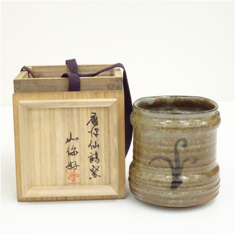 【中古】【陶芸・陶器】唐津焼　仙鶴窯造　絵唐津湯呑（共箱） 湯飲み 湯呑み 湯のみ おしゃれ かわいい 茶道具 茶器 来客 お茶 旅館 和風 雑貨 レトロ 食器