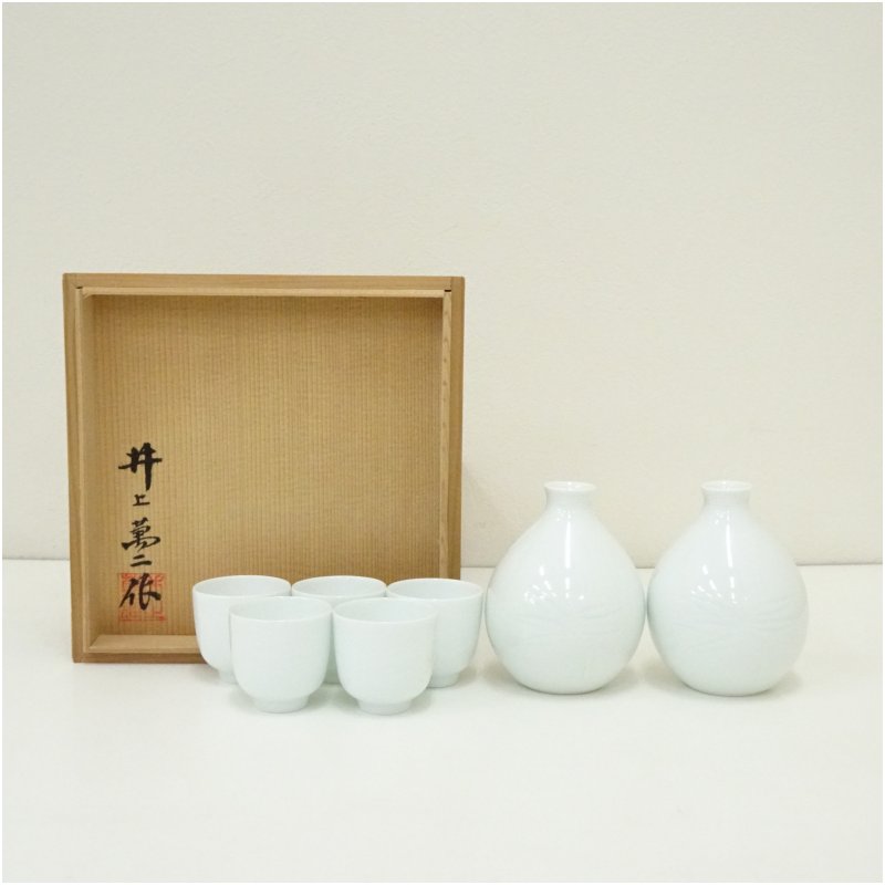 【中古】【セール25%オフ】【陶芸・陶器】人間国宝　井上萬二造　白磁彫文酒器揃（共箱） 和食器 おしゃれ 一式 酒器揃え 酒器セット お酒 熱燗 冷酒 ディスプレイ インテリア 骨董