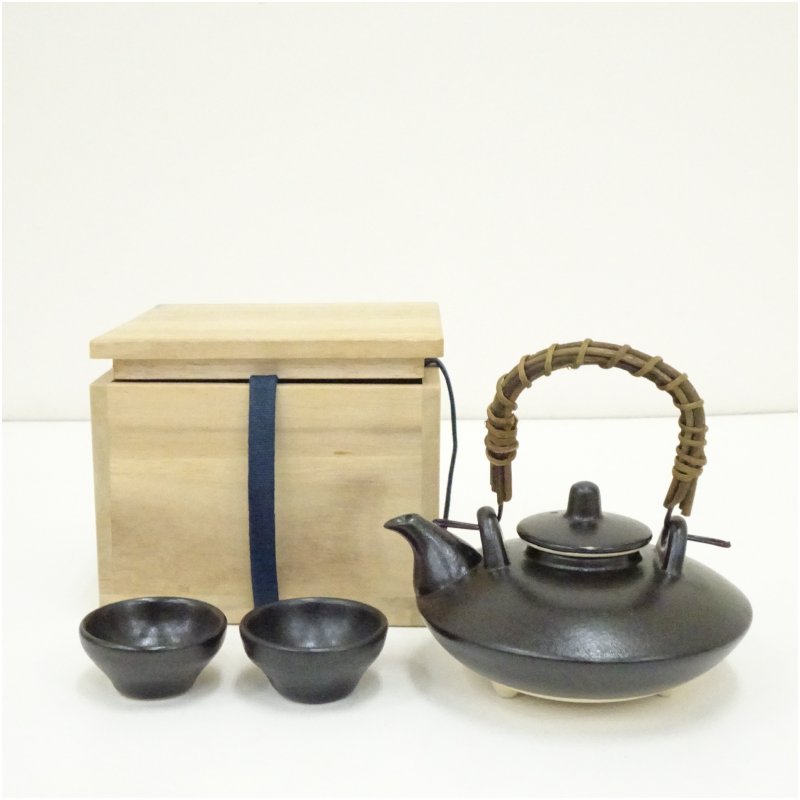 【中古】【陶芸・陶器】薩摩焼　錦江陶芸造　酒器セット（保護箱） 和食器 おしゃれ 一式 酒器揃え お酒 熱燗 冷酒 ディスプレイ インテリア 居酒屋 骨董 来客