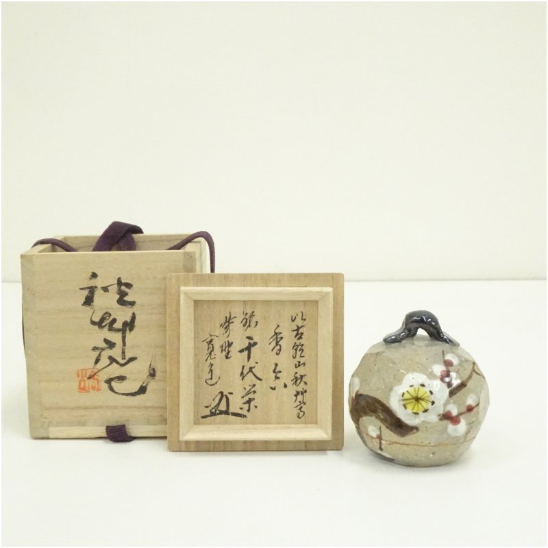 【中古】【香道】美濃乾山窯　水野秋草庵造　以古乾山秋草写香合（銘：千代栄）（前大徳　藤田寛道書付）（共箱） 茶道具 茶道 香道 香道具 おしゃれ かわいい アンティーク インテリア 骨董 茶器 お香入れ 8月 夏