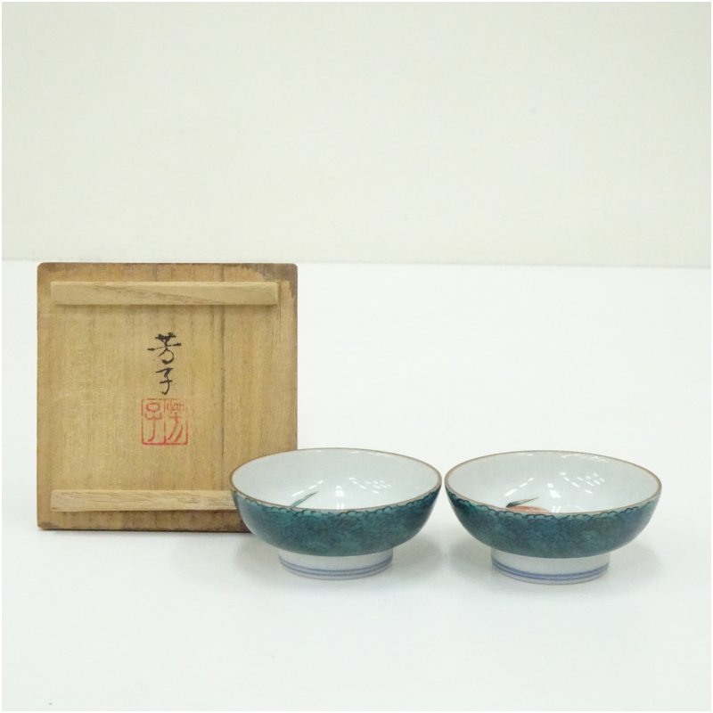 商品の種類：中古状態：非常に良い素材：磁器口径：6.5cm高台径：3.5cm高さ：2.8cm＜商品説明＞1客の内側に貫入がありますが、制作時の味としてそのままとなっております。木箱全体にシミがあります。その他に問題はなく、まだまだ使用可能な状態です。原則、商品は仕入れ時のそのままの状態で出品・発送致します。中古商品であることに注意して購入をご検討ください。ご使用前には、お手入れが必要になります。特に茶碗の場合、重曹を使った湯煎・目止めの処置が必要となると思ってください。箱の有無は商品タイトルに記載しています。共箱などの表記がなく、写真にも掲載されていない場合、箱は付属しないと思ってください。当店の、サイズ・状態に関する表記基準はこちら◆茶道具と掛軸のショップつなぐでは多様な商品を取り扱っていますお茶会、茶事、茶席、茶の湯で使用するお茶道具を中心に、飲食店、料亭、旅亭、旅館、割烹、小料理屋、カフェ、レストラン、居酒屋、喫茶店、ダイニング、食卓、キッチン、台所、自宅、酒席、酒宴、宴会、バーなど、茶道以外でもご使用いただる食器、酒器、花瓶、掛け軸など多数の道具を取り揃えております。◆関連キーワード中古 送料無料 代引手数料無料 おしゃれ かわいい 上品 アンティーク レトロ インテリア 骨董 オブジェ 飾り 普段使い 普段づかい 来客 12-260331f-058a【茶道具・掛軸】送料無料九谷焼　伊豆蔵芳子造　色絵鶉図酒盃2客（共箱） ◆茶道具と掛軸のショップつなぐでは多様な商品を取り扱っています お茶会、茶事、茶席、茶の湯で使用するお茶道具を中心に、飲食店、料亭、旅亭、旅館、割烹、小料理屋、カフェ、レストラン、居酒屋、喫茶店、ダイニング、食卓、キッチン、台所、自宅、酒席、酒宴、宴会、バーなど、茶道以外でもご使用いただける食器、酒器、花瓶、掛け軸など多数の道具を取り揃えております。 ◆関連キーワード 中古 送料無料 代引手数料無料 おしゃれ かわいい 上品 アンティーク レトロ インテリア 骨董 オブジェ 飾り 普段使い 普段づかい 来客 12-260331f-058a