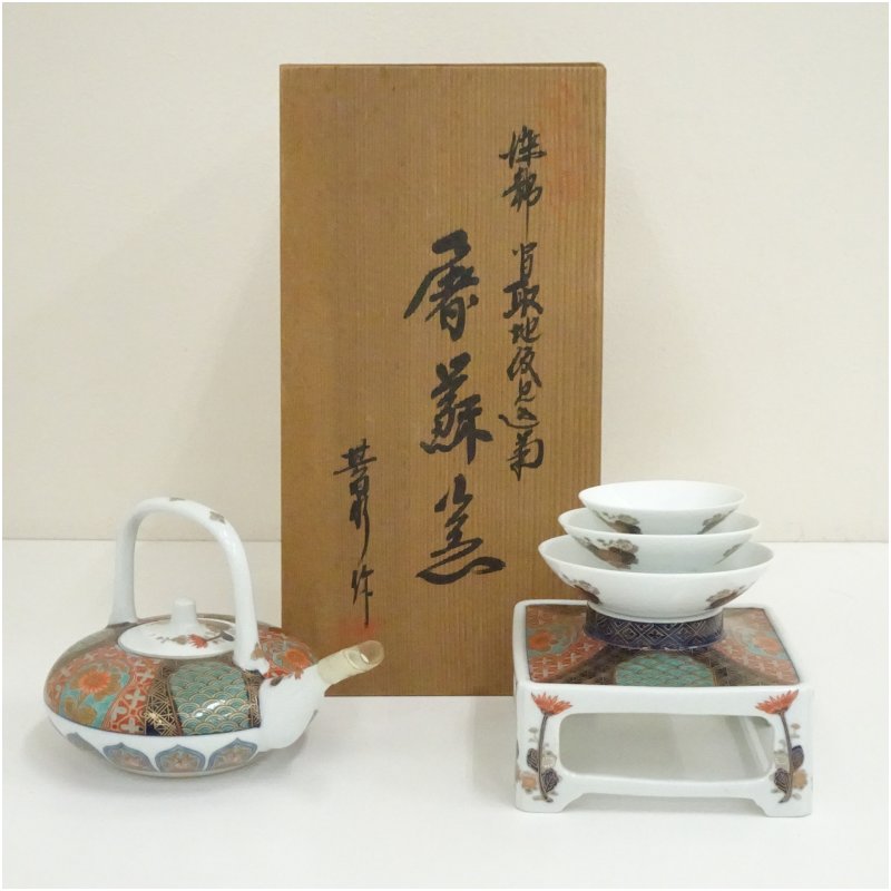 【中古】【陶芸 陶器】有田焼 日肥其泉造 染錦間取地紋見込菊 献上手古伊万里屠蘇器揃（共箱） 酒器 おしゃれ 和食器 おとそ お屠蘇 お酒 酒席 酒宴 料亭 居酒屋 正月 骨董 来客 ssot 1月 冬