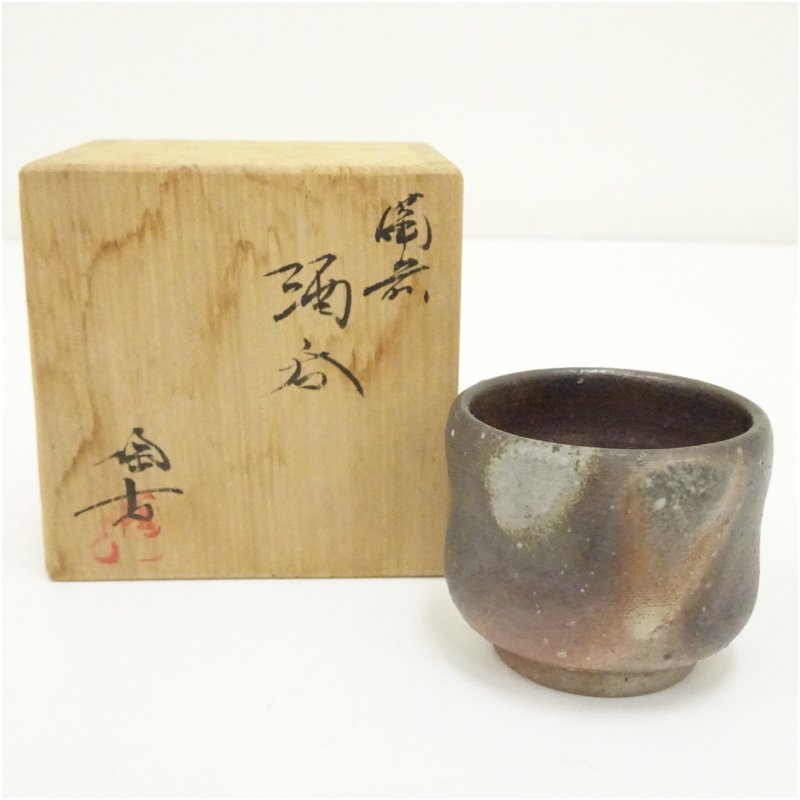 商品の種類：中古状態：非常に良い素材：陶器高さ：4.5cm横：5.5cm＜商品説明＞木箱：全体にシミがあります。身の側面にシールが付着しており、虫食いがあります。本体に問題はなく、全体的には綺麗な状態です。原則、商品は仕入れ時のそのままの状態で出品・発送致します。中古商品であることに注意して購入をご検討ください。ご使用前には、お手入れが必要になります。特に茶碗の場合、重曹を使った湯煎・目止めの処置が必要となると思ってください。箱の有無は商品タイトルに記載しています。共箱などの表記がなく、写真にも掲載されていない場合、箱は付属しないと思ってください。当店の、サイズ・状態に関する表記基準はこちら◆茶道具と掛軸のショップつなぐでは多様な商品を取り扱っていますお茶会、茶事、茶席、茶の湯で使用するお茶道具を中心に、飲食店、料亭、旅亭、旅館、割烹、小料理屋、カフェ、レストラン、居酒屋、喫茶店、ダイニング、食卓、キッチン、台所、自宅、酒席、酒宴、宴会、バーなど、茶道以外でもご使用いただる食器、酒器、花瓶、掛け軸など多数の道具を取り揃えております。◆関連キーワード中古 送料無料 代引手数料無料 おしゃれ かわいい 上品 アンティーク レトロ インテリア 骨董 オブジェ 飾り 普段使い 普段づかい 来客 01-260804f-040a【茶道具・掛軸】送料無料備前焼　小西陶古造　酒呑（共箱） ◆茶道具と掛軸のショップつなぐでは多様な商品を取り扱っています お茶会、茶事、茶席、茶の湯で使用するお茶道具を中心に、飲食店、料亭、旅亭、旅館、割烹、小料理屋、カフェ、レストラン、居酒屋、喫茶店、ダイニング、食卓、キッチン、台所、自宅、酒席、酒宴、宴会、バーなど、茶道以外でもご使用いただける食器、酒器、花瓶、掛け軸など多数の道具を取り揃えております。 ◆関連キーワード 中古 送料無料 代引手数料無料 おしゃれ かわいい 上品 アンティーク レトロ インテリア 骨董 オブジェ 飾り 普段使い 普段づかい 来客 01-260804f-040a