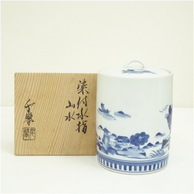 商品の種類：中古状態：良い素材：磁器高さ：19.2cm横：13.2cm＜商品説明＞本体：高台に汚れがあります。木箱：シミがあります。その他に問題はなく、まだまだ使用可能な状態です。原則、商品は仕入れ時のそのままの状態で出品・発送致します。中古商品であることに注意して購入をご検討ください。ご使用前には、お手入れが必要になります。特に茶碗の場合、重曹を使った湯煎・目止めの処置が必要となると思ってください。箱の有無は商品タイトルに記載しています。共箱などの表記がなく、写真にも掲載されていない場合、箱は付属しないと思ってください。当店の、サイズ・状態に関する表記基準はこちら◆茶道具と掛軸のショップつなぐでは多様な商品を取り扱っていますお茶会、茶事、茶席、茶の湯で使用するお茶道具を中心に、飲食店、料亭、旅亭、旅館、割烹、小料理屋、カフェ、レストラン、居酒屋、喫茶店、ダイニング、食卓、キッチン、台所、自宅、酒席、酒宴、宴会、バーなど、茶道以外でもご使用いただる食器、酒器、花瓶、掛け軸など多数の道具を取り揃えております。◆関連キーワード中古 送料無料 代引手数料無料 おしゃれ かわいい 上品 アンティーク レトロ インテリア 骨董 オブジェ 飾り 普段使い 普段づかい 来客 12-260804f-058a【茶道具・掛軸】送料無料京焼　千馨窯造　染付山水水指（共箱） ◆茶道具と掛軸のショップつなぐでは多様な商品を取り扱っています お茶会、茶事、茶席、茶の湯で使用するお茶道具を中心に、飲食店、料亭、旅亭、旅館、割烹、小料理屋、カフェ、レストラン、居酒屋、喫茶店、ダイニング、食卓、キッチン、台所、自宅、酒席、酒宴、宴会、バーなど、茶道以外でもご使用いただける食器、酒器、花瓶、掛け軸など多数の道具を取り揃えております。 ◆関連キーワード 中古 送料無料 代引手数料無料 おしゃれ かわいい 上品 アンティーク レトロ インテリア 骨董 オブジェ 飾り 普段使い 普段づかい 来客 12-260804f-058a