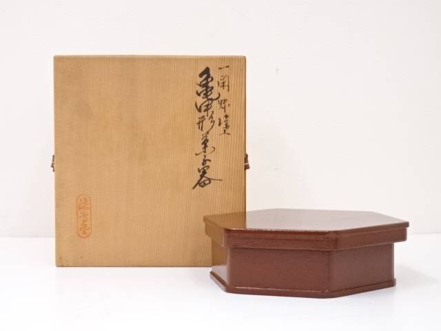 【中古】【漆器】岡本漆専堂造　一閑塗亀甲形菓子器【送料無料】[中古 茶器 おしゃれ かわいい 和菓子 アンティーク レトロ お茶 骨董 収納 来客 茶道 茶道具 ksk 睦月 1月 冬]