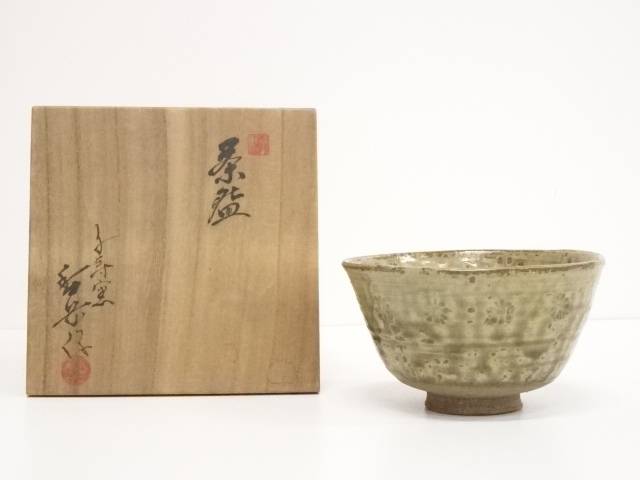 ◆商品説明サイズ名称口径高台径高さ縦横長さ13.5 cm5 cm8.1 cm&nbsp;&nbsp;&nbsp;商品の種類中古状態非常によい素材陶器状態は大変良いです。原則、商品は仕入れ時のそのままの状態で出品・発送致します。当店の、サイズ・状態に関する表記基準はこちら ◆ネットショップ圭では多様な商品を取り扱っています お茶会、茶事、茶席、茶の湯で使用するお茶道具を中心に、飲食店、料亭、旅亭、旅館、割烹、小料理屋、カフェ、レストラン、居酒屋、喫茶店、ダイニング、食卓、キッチン、台所、自宅、酒席、酒宴、宴会、バーなど、茶道以外でもご使用いただける食器、酒器、花瓶、掛け軸など多数の道具を取り揃えております。 ◆関連キーワード 中古 送料無料 代引手数料無料 おしゃれ かわいい 上品 アンティーク レトロ インテリア 骨董 オブジェ 飾り 普段使い 普段づかい 来客【茶道具・着物】送料無料【茶道具】越中瀬戸焼　吉野香岳造　茶碗（共箱）【送料無料】 ◆ネットショップ圭では多様な商品を取り扱っています お茶会、茶事、茶席、茶の湯で使用するお茶道具を中心に、飲食店、料亭、旅亭、旅館、割烹、小料理屋、カフェ、レストラン、居酒屋、喫茶店、ダイニング、食卓、キッチン、台所、自宅、酒席、酒宴、宴会、バーなど、茶道以外でもご使用いただける食器、酒器、花瓶、掛け軸など多数の道具を取り揃えております。 ◆関連キーワード 中古 送料無料 代引手数料無料 おしゃれ かわいい 上品 アンティーク レトロ インテリア 骨董 オブジェ 飾り 普段使い 普段づかい 来客