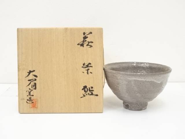 ◆商品説明サイズ名称口径高台径高さ縦横長さ14.5 cm5.5 cm9 cm&nbsp;&nbsp;&nbsp;商品の種類中古状態非常によい素材陶器木箱蓋に若干シミがあります。本体には問題はなく、綺麗な状態です。原則、商品は仕入れ時のそのままの状態で出品・発送致します。当店の、サイズ・状態に関する表記基準はこちら ◆ネットショップ圭では多様な商品を取り扱っています お茶会、茶事、茶席、茶の湯で使用するお茶道具を中心に、飲食店、料亭、旅亭、旅館、割烹、小料理屋、カフェ、レストラン、居酒屋、喫茶店、ダイニング、食卓、キッチン、台所、自宅、酒席、酒宴、宴会、バーなど、茶道以外でもご使用いただける食器、酒器、花瓶、掛け軸など多数の道具を取り揃えております。 ◆関連キーワード 中古 送料無料 代引手数料無料 おしゃれ かわいい 上品 アンティーク レトロ インテリア 骨董 オブジェ 飾り 普段使い 普段づかい 来客【茶道具・着物】送料無料【茶道具】萩焼　大眉窯造　茶碗（共箱）【送料無料】 ◆ネットショップ圭では多様な商品を取り扱っています お茶会、茶事、茶席、茶の湯で使用するお茶道具を中心に、飲食店、料亭、旅亭、旅館、割烹、小料理屋、カフェ、レストラン、居酒屋、喫茶店、ダイニング、食卓、キッチン、台所、自宅、酒席、酒宴、宴会、バーなど、茶道以外でもご使用いただける食器、酒器、花瓶、掛け軸など多数の道具を取り揃えております。 ◆関連キーワード 中古 送料無料 代引手数料無料 おしゃれ かわいい 上品 アンティーク レトロ インテリア 骨董 オブジェ 飾り 普段使い 普段づかい 来客