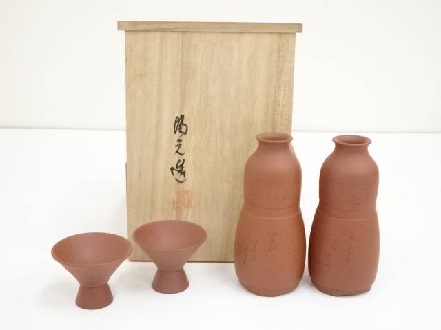 ◆商品説明サイズ名称口径高台径高さ縦横長さ徳利2.8 cm&nbsp;11.7 cm&nbsp;5.8 cm&nbsp;猪口5.5 cm2.9 cm4.2 cm&nbsp;&nbsp;&nbsp;商品の種類中古状態非常によい素材陶器状態は大変良いです。原則、商品は仕入れ時のそのままの状態で出品・発送致します。当店の、サイズ・状態に関する表記基準はこちら ◆ネットショップ圭では多様な商品を取り扱っています お茶会、茶事、茶席、茶の湯で使用するお茶道具を中心に、飲食店、料亭、旅亭、旅館、割烹、小料理屋、カフェ、レストラン、居酒屋、喫茶店、ダイニング、食卓、キッチン、台所、自宅、酒席、酒宴、宴会、バーなど、茶道以外でもご使用いただける食器、酒器、花瓶、掛け軸など多数の道具を取り揃えております。 ◆関連キーワード 中古 送料無料 代引手数料無料 おしゃれ かわいい 上品 アンティーク レトロ インテリア 骨董 オブジェ 飾り 普段使い 普段づかい 来客【茶道具・着物】送料無料【陶芸・陶器】常滑焼　陶元造　朱泥彫刻入酒器セット（共箱）【送料無料】 ◆ネットショップ圭では多様な商品を取り扱っています お茶会、茶事、茶席、茶の湯で使用するお茶道具を中心に、飲食店、料亭、旅亭、旅館、割烹、小料理屋、カフェ、レストラン、居酒屋、喫茶店、ダイニング、食卓、キッチン、台所、自宅、酒席、酒宴、宴会、バーなど、茶道以外でもご使用いただける食器、酒器、花瓶、掛け軸など多数の道具を取り揃えております。 ◆関連キーワード 中古 送料無料 代引手数料無料 おしゃれ かわいい 上品 アンティーク レトロ インテリア 骨董 オブジェ 飾り 普段使い 普段づかい 来客