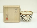 楽天お茶道具・着物のネットショップ圭【中古】【タイムセール35％オフ】【茶道具】雨香造　色絵市松模様に窓絵四季草花文茶碗（銘：揺蕩い）（共箱）【送料無料】[中古 茶道 抹茶 茶道具 おしゃれ 抹茶茶碗 抹茶碗 和食器 レトロ 茶器 茶わん 骨董 茶会 茶の湯]