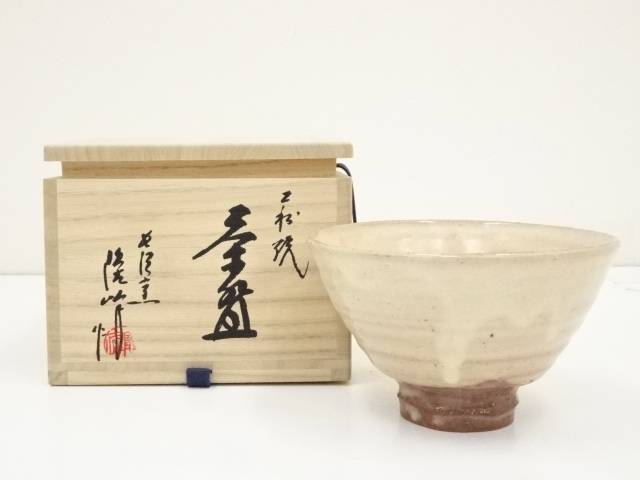 ◆商品説明サイズ名称口径高台径高さ縦横長さ14.9 cm5.7 cm9.3 cm&nbsp;&nbsp;&nbsp;商品の種類中古状態非常によい素材陶器状態は大変良いです。原則、商品は仕入れ時のそのままの状態で出品・発送致します。当店の、サイズ・状態に関する表記基準はこちら ◆ネットショップ圭では多様な商品を取り扱っています お茶会、茶事、茶席、茶の湯で使用するお茶道具を中心に、飲食店、料亭、旅亭、旅館、割烹、小料理屋、カフェ、レストラン、居酒屋、喫茶店、ダイニング、食卓、キッチン、台所、自宅、酒席、酒宴、宴会、バーなど、茶道以外でもご使用いただける食器、酒器、花瓶、掛け軸など多数の道具を取り揃えております。 ◆関連キーワード 中古 送料無料 代引手数料無料 おしゃれ かわいい 上品 アンティーク レトロ インテリア 骨董 オブジェ 飾り 普段使い 普段づかい 来客【茶道具・着物】送料無料【茶道具】萩焼　原田隆峰造　茶碗（共箱）【送料無料】 ◆ネットショップ圭では多様な商品を取り扱っています お茶会、茶事、茶席、茶の湯で使用するお茶道具を中心に、飲食店、料亭、旅亭、旅館、割烹、小料理屋、カフェ、レストラン、居酒屋、喫茶店、ダイニング、食卓、キッチン、台所、自宅、酒席、酒宴、宴会、バーなど、茶道以外でもご使用いただける食器、酒器、花瓶、掛け軸など多数の道具を取り揃えております。 ◆関連キーワード 中古 送料無料 代引手数料無料 おしゃれ かわいい 上品 アンティーク レトロ インテリア 骨董 オブジェ 飾り 普段使い 普段づかい 来客