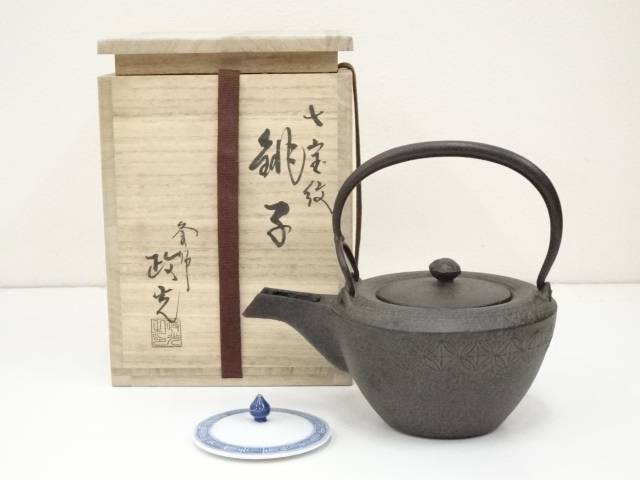 楽天お茶道具・着物のネットショップ圭【中古】【タイムセール50％オフ】【金属】釜師菊地政光造　七宝紋銚子（替蓋付）（共箱）【送料無料】[中古 ちょうし 酒器 おしゃれ 和食器 お酒 料理 ディスプレイ インテリア 懐石 茶道 茶道具 骨董]