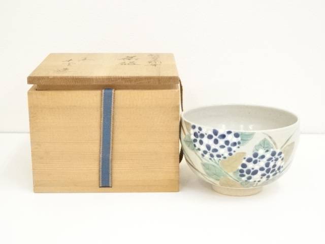 【中古】【茶道具】京焼　赤雲窯　岡田和夫造　紫陽花茶碗（保護箱）　【送料無料】[中古 茶道 抹茶 茶道具 おしゃれ 抹茶茶碗 抹茶碗 和食器 レトロ 茶器 茶わん 骨董 茶会 茶の湯 水無月 6月 夏]