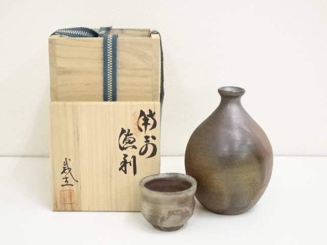 【中古】【タイムセール50%オフ】【陶芸・陶器】備前焼　数乗威生造　徳利・猪口セット（共箱）【送料無料】[中古 酒器 おしゃれ かわいい 酒 日本酒 和食 懐石 骨董 とっくり インテリア 茶事 茶道 茶道具]