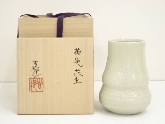 ◆商品説明サイズ名称口径高台径高さ縦横長さ8.4 cm7 cm16.2 cm&nbsp;12 cm&nbsp;商品の種類中古状態非常によい素材磁器状態は大変良いです。原則、商品は仕入れ時のそのままの状態で出品・発送致します。当店の、サイズ・状態に関する表記基準はこちら ◆ネットショップ圭では多様な商品を取り扱っています お茶会、茶事、茶席、茶の湯で使用するお茶道具を中心に、飲食店、料亭、旅亭、旅館、割烹、小料理屋、カフェ、レストラン、居酒屋、喫茶店、ダイニング、食卓、キッチン、台所、自宅、酒席、酒宴、宴会、バーなど、茶道以外でもご使用いただける食器、酒器、花瓶、掛け軸など多数の道具を取り揃えております。 ◆関連キーワード 中古 送料無料 代引手数料無料 おしゃれ かわいい 上品 アンティーク レトロ インテリア 骨董 オブジェ 飾り 普段使い 普段づかい 来客【茶道具・着物】送料無料【華道】芝山吉邦造　黄磁花生（共箱）【送料無料】 ◆ネットショップ圭では多様な商品を取り扱っています お茶会、茶事、茶席、茶の湯で使用するお茶道具を中心に、飲食店、料亭、旅亭、旅館、割烹、小料理屋、カフェ、レストラン、居酒屋、喫茶店、ダイニング、食卓、キッチン、台所、自宅、酒席、酒宴、宴会、バーなど、茶道以外でもご使用いただける食器、酒器、花瓶、掛け軸など多数の道具を取り揃えております。 ◆関連キーワード 中古 送料無料 代引手数料無料 おしゃれ かわいい 上品 アンティーク レトロ インテリア 骨董 オブジェ 飾り 普段使い 普段づかい 来客