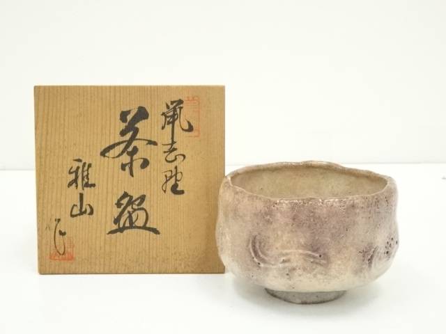 ◆商品説明サイズ名称口径高台径高さ縦横長さ12.9 cm6.2 cm8.7 cm&nbsp;&nbsp;&nbsp;商品の種類中古状態非常によい素材陶器状態は大変良いです。原則、商品は仕入れ時のそのままの状態で出品・発送致します。当店の、サイズ・状態に関する表記基準はこちら ◆ネットショップ圭では多様な商品を取り扱っています お茶会、茶事、茶席、茶の湯で使用するお茶道具を中心に、飲食店、料亭、旅亭、旅館、割烹、小料理屋、カフェ、レストラン、居酒屋、喫茶店、ダイニング、食卓、キッチン、台所、自宅、酒席、酒宴、宴会、バーなど、茶道以外でもご使用いただける食器、酒器、花瓶、掛け軸など多数の道具を取り揃えております。 ◆関連キーワード 中古 送料無料 代引手数料無料 おしゃれ かわいい 上品 アンティーク レトロ インテリア 骨董 オブジェ 飾り 普段使い 普段づかい 来客【茶道具・着物】送料無料【茶道具】雅山窯造　鼡志野茶碗（共箱）【送料無料】 ◆ネットショップ圭では多様な商品を取り扱っています お茶会、茶事、茶席、茶の湯で使用するお茶道具を中心に、飲食店、料亭、旅亭、旅館、割烹、小料理屋、カフェ、レストラン、居酒屋、喫茶店、ダイニング、食卓、キッチン、台所、自宅、酒席、酒宴、宴会、バーなど、茶道以外でもご使用いただける食器、酒器、花瓶、掛け軸など多数の道具を取り揃えております。 ◆関連キーワード 中古 送料無料 代引手数料無料 おしゃれ かわいい 上品 アンティーク レトロ インテリア 骨董 オブジェ 飾り 普段使い 普段づかい 来客