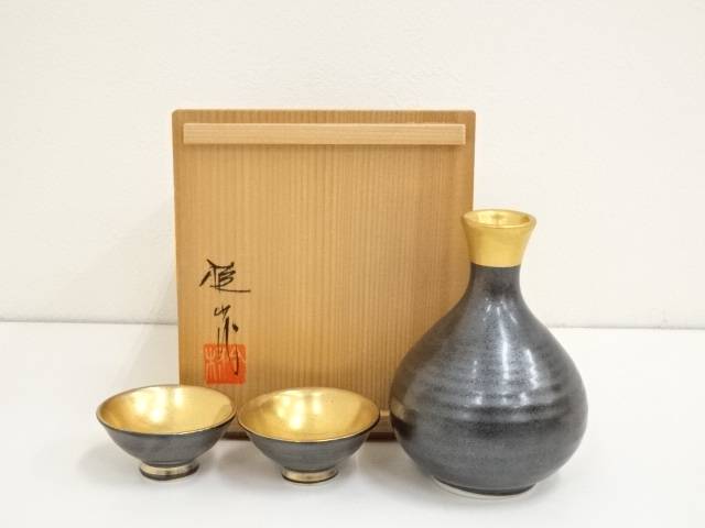 【中古】【タイムセール50%オフ】【陶芸・陶器】有田焼　悦山造　金彩徳利・猪口セット（共箱）【送料無料】[中古 酒器 おしゃれ かわいい 酒 日本酒 和食 懐石 骨董 とっくり インテリア 茶事 茶道 茶道具]